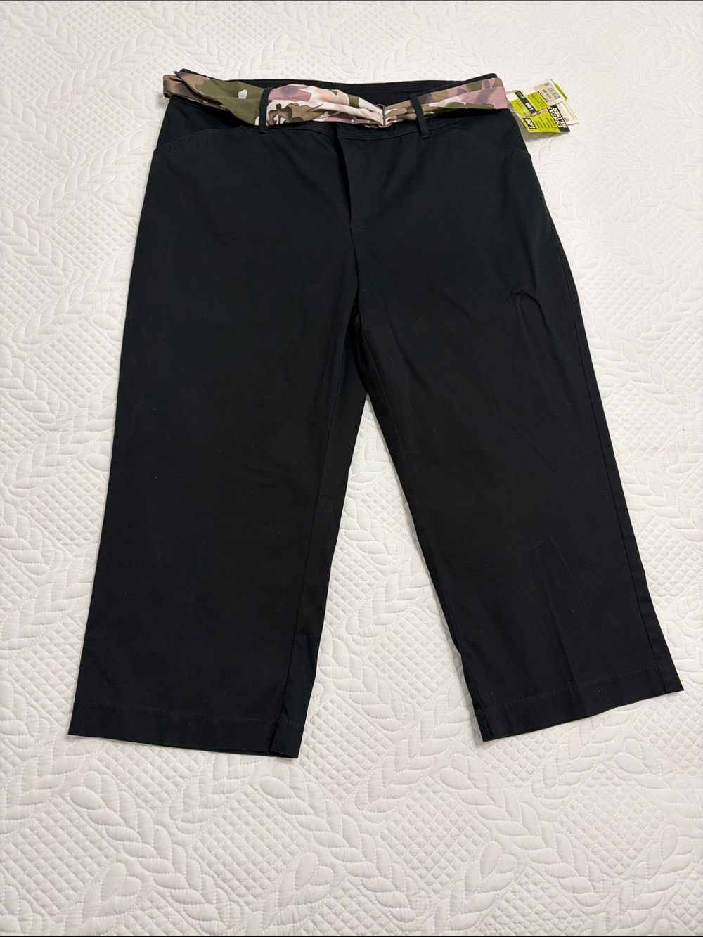 NWT - NEW WITH TAGS * Lee Black Capri Pants with Stretch Waistband Fabric Belt